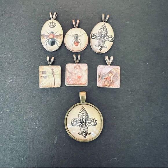Vintage-Inspired Pendant Set with Insect and Fleur-de-Lis Designs - Picture 1 of 3